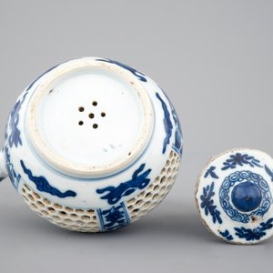 A Chinese double-walled blue and white teapot, Kangxi, ca. 1700 — photo 7