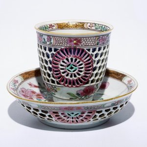 A Chinese double-walled famille rose cup and saucer, Yongzheng/Qianlong — photo 1