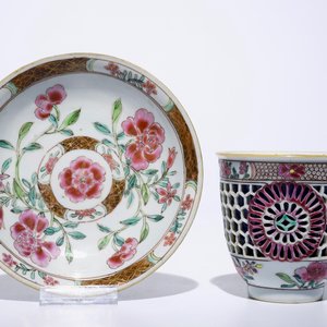 A Chinese double-walled famille rose cup and saucer, Yongzheng/Qianlong — photo 3