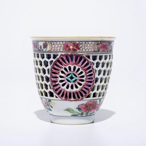 A Chinese double-walled famille rose cup and saucer, Yongzheng/Qianlong — photo 6