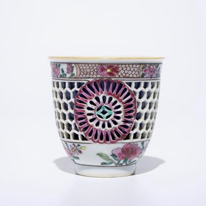 A Chinese double-walled famille rose cup and saucer, Yongzheng/Qianlong — photo 7
