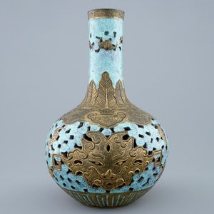 A Chinese double-walled tianqiuping vase with robin's egg and gilt black glazed design, 19/20th C. — photo 1