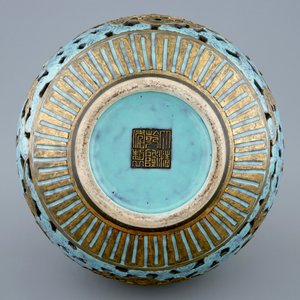 A Chinese double-walled tianqiuping vase with robin's egg and gilt black glazed design, 19/20th C. — photo 2