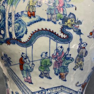 A Chinese doucai '100 boys' vase, Yongzheng/Qianlong — 照片 33