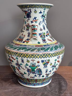A Chinese doucai 'antiquities' 'hu' vase, Qianlong mark, 19th C. — photo 2