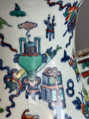 A Chinese doucai 'antiquities' 'hu' vase, Qianlong mark, 19th C. — photo 7