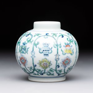 A Chinese doucai 'bajixiang' vase with a reticulated wooden cover, Yongzheng mark, 19/20th C. — photo 3