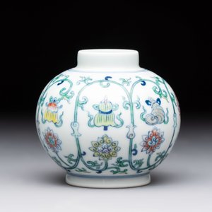 A Chinese doucai 'bajixiang' vase with a reticulated wooden cover, Yongzheng mark, 19/20th C. — photo 4