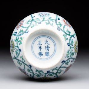 A Chinese doucai 'bajixiang' vase with a reticulated wooden cover, Yongzheng mark, 19/20th C. — photo 7