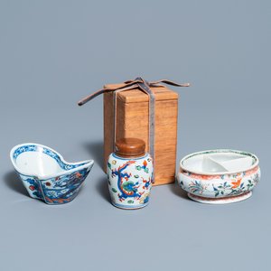 A Chinese doucai bowl, a famille verte spice box and a wucai tea caddy, Kangxi and later — 照片 1