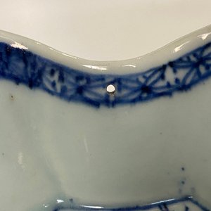 A Chinese doucai bowl, a famille verte spice box and a wucai tea caddy, Kangxi and later — 照片 11