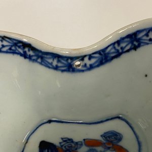 A Chinese doucai bowl, a famille verte spice box and a wucai tea caddy, Kangxi and later — 照片 12