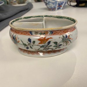 A Chinese doucai bowl, a famille verte spice box and a wucai tea caddy, Kangxi and later — 照片 13