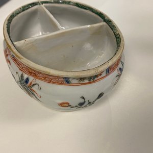 A Chinese doucai bowl, a famille verte spice box and a wucai tea caddy, Kangxi and later — 照片 15