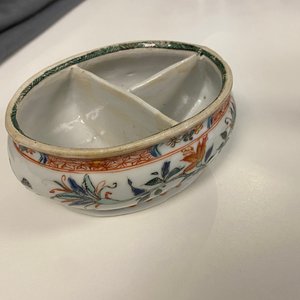 A Chinese doucai bowl, a famille verte spice box and a wucai tea caddy, Kangxi and later — 照片 16