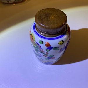 A Chinese doucai bowl, a famille verte spice box and a wucai tea caddy, Kangxi and later — 照片 19