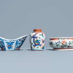 A Chinese doucai bowl, a famille verte spice box and a wucai tea caddy, Kangxi and later — 照片 3