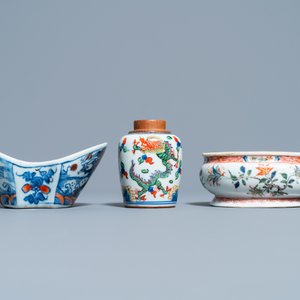 A Chinese doucai bowl, a famille verte spice box and a wucai tea caddy, Kangxi and later — 照片 5