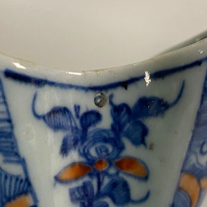 A Chinese doucai bowl, a famille verte spice box and a wucai tea caddy, Kangxi and later — 照片 10