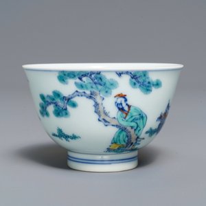 A Chinese doucai bowl with figures in a landscape, Kangxi mark, 19/20th C. — 照片 1