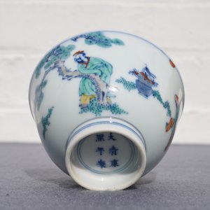A Chinese doucai bowl with figures in a landscape, Kangxi mark, 19/20th C. — 照片 12