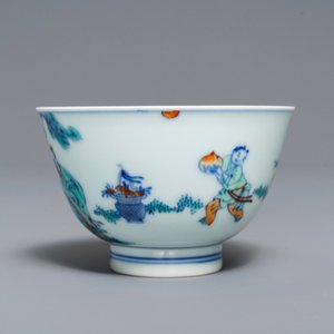 A Chinese doucai bowl with figures in a landscape, Kangxi mark, 19/20th C. — 照片 3