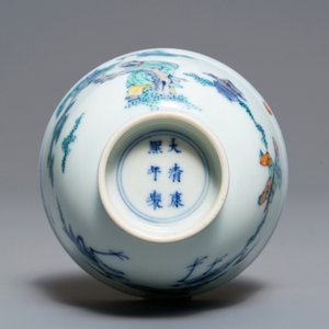 A Chinese doucai bowl with figures in a landscape, Kangxi mark, 19/20th C. — 照片 6