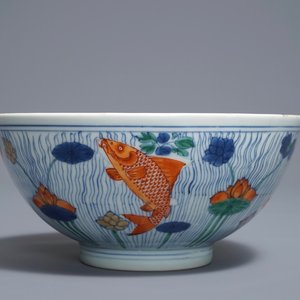 A Chinese doucai bowl with fish in a lotus pond, Xuande mark, Kangxi — 照片 1