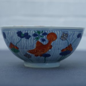 A Chinese doucai bowl with fish in a lotus pond, Xuande mark, Kangxi — 照片 17