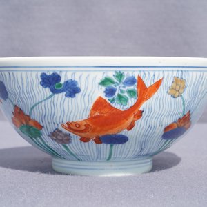 A Chinese doucai bowl with fish in a lotus pond, Xuande mark, Kangxi — 照片 20