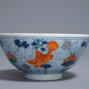 A Chinese doucai bowl with fish in a lotus pond, Xuande mark, Kangxi — photo 4