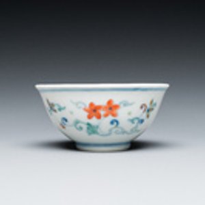 A Chinese doucai bowl with floral design, Yongzheng mark and possibly of the period — 照片 2