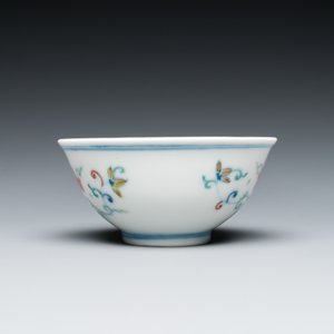 A Chinese doucai bowl with floral design, Yongzheng mark and possibly of the period — 照片 3