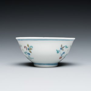 A Chinese doucai bowl with floral design, Yongzheng mark and possibly of the period — 照片 5