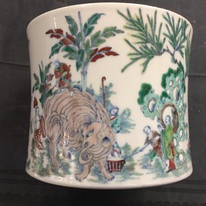 A Chinese doucai brush pot with an elephant, 19/20th C. — 照片 12