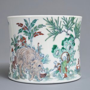 A Chinese doucai brush pot with an elephant, 19/20th C. — 照片 2