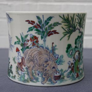 A Chinese doucai brush pot with an elephant, 19/20th C. — 照片 8