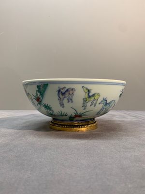 A Chinese doucai 'deer' bowl with gilt bronze stand, Chenghua mark, 18th C. — photo 1