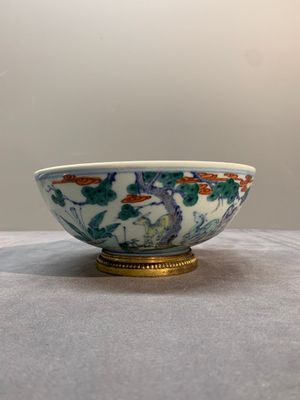 A Chinese doucai 'deer' bowl with gilt bronze stand, Chenghua mark, 18th C. — photo 2