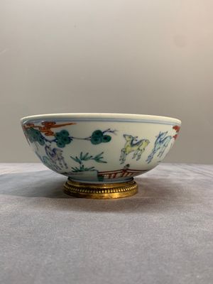 A Chinese doucai 'deer' bowl with gilt bronze stand, Chenghua mark, 18th C. — photo 3