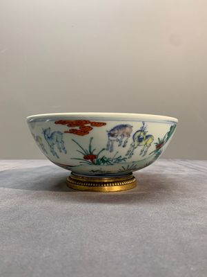 A Chinese doucai 'deer' bowl with gilt bronze stand, Chenghua mark, 18th C. — photo 4