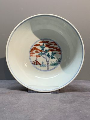A Chinese doucai 'deer' bowl with gilt bronze stand, Chenghua mark, 18th C. — photo 5