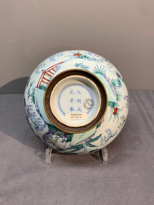 A Chinese doucai 'deer' bowl with gilt bronze stand, Chenghua mark, 18th C. — photo 7