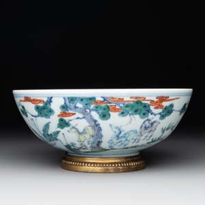A Chinese doucai 'deer' bowl with gilt bronze stand, Chenghua mark, 18th C. — photo 2