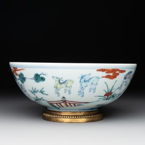 A Chinese doucai 'deer' bowl with gilt bronze stand, Chenghua mark, 18th C. — photo 3