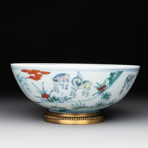 A Chinese doucai 'deer' bowl with gilt bronze stand, Chenghua mark, 18th C. — photo 4