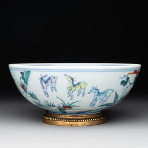 A Chinese doucai 'deer' bowl with gilt bronze stand, Chenghua mark, 18th C. — photo 5