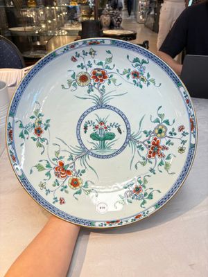 A Chinese doucai dish with floral design, Kangxi — photo 1