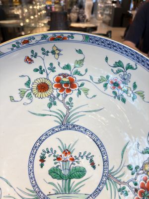 A Chinese doucai dish with floral design, Kangxi — photo 2