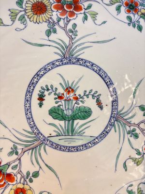 A Chinese doucai dish with floral design, Kangxi — photo 3